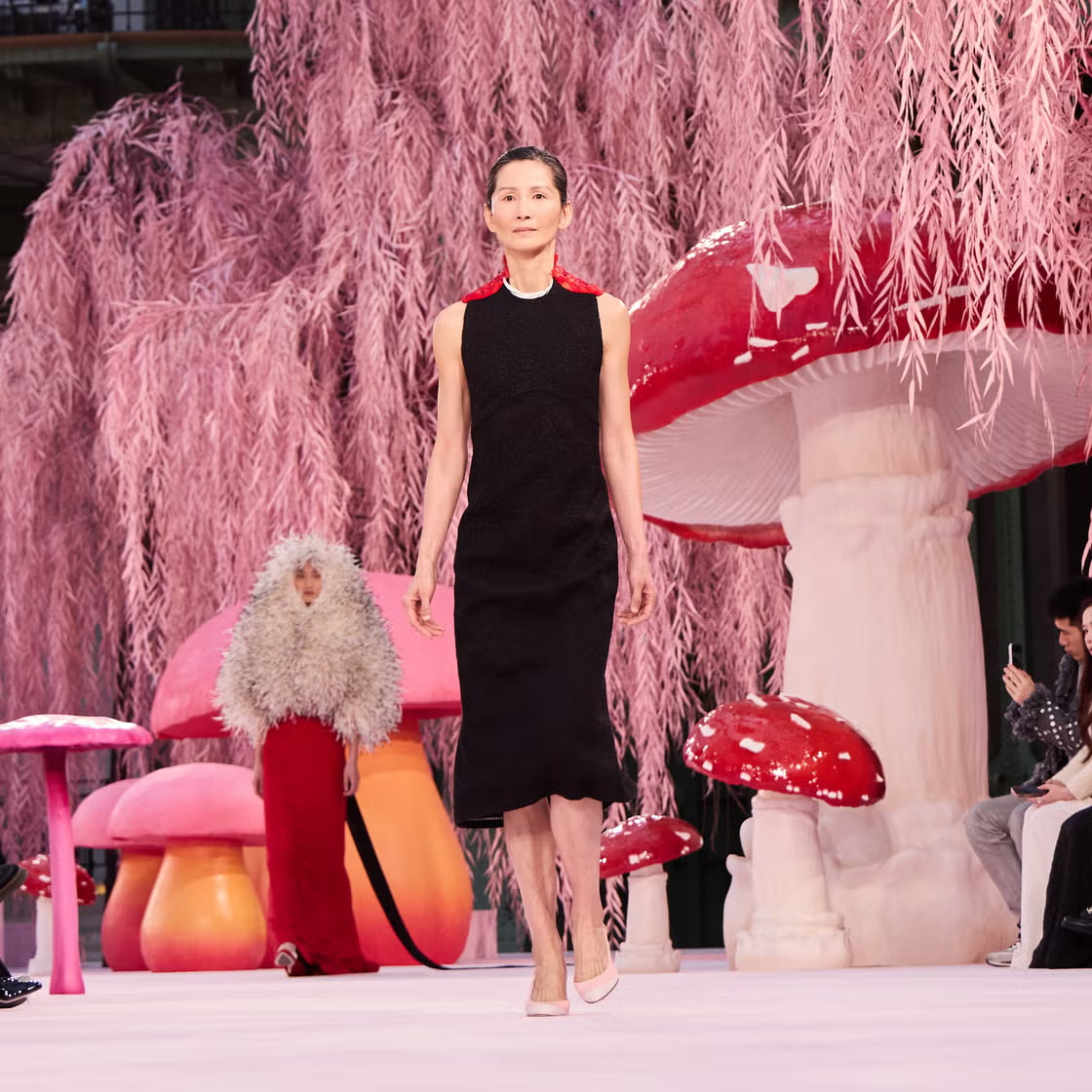 Mẹ 7 con thành người mẫu Chanel ở tuổi 60: Hành trình vươn lên từ tuổi thơ cơ cực- Ảnh 3.