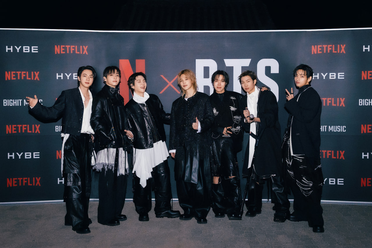 BTS "hóa thần", đội cả cơn mưa lớn mở màn World Tour lớn nhất lịch sử! - Ảnh 8.