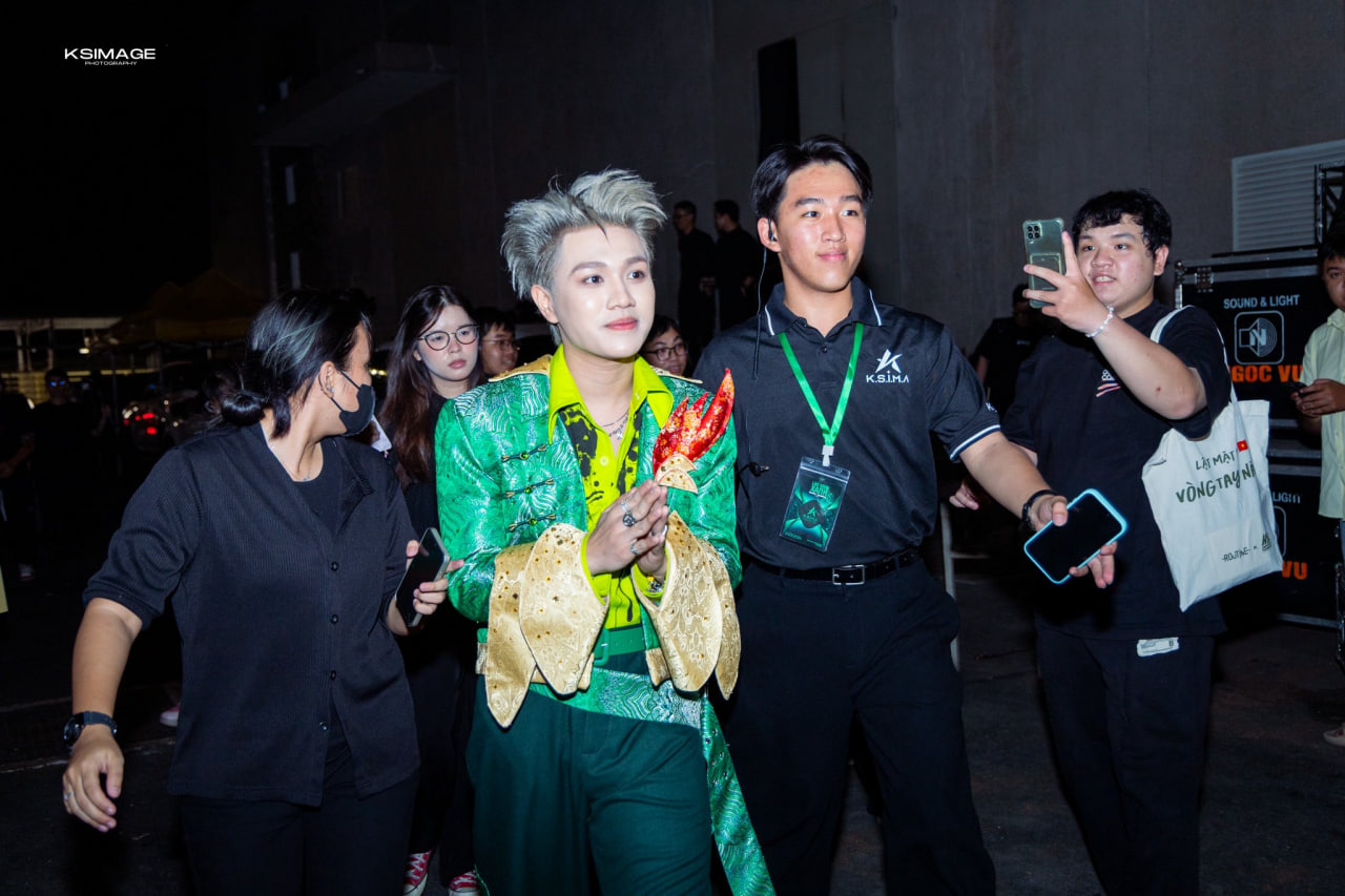 Hỏi trực tiếp trợ lý nghệ sĩ: Bóc trần góc khuất làm “osin” 24/7, chấp nhận không lương vì đam mê idol- Ảnh 2.