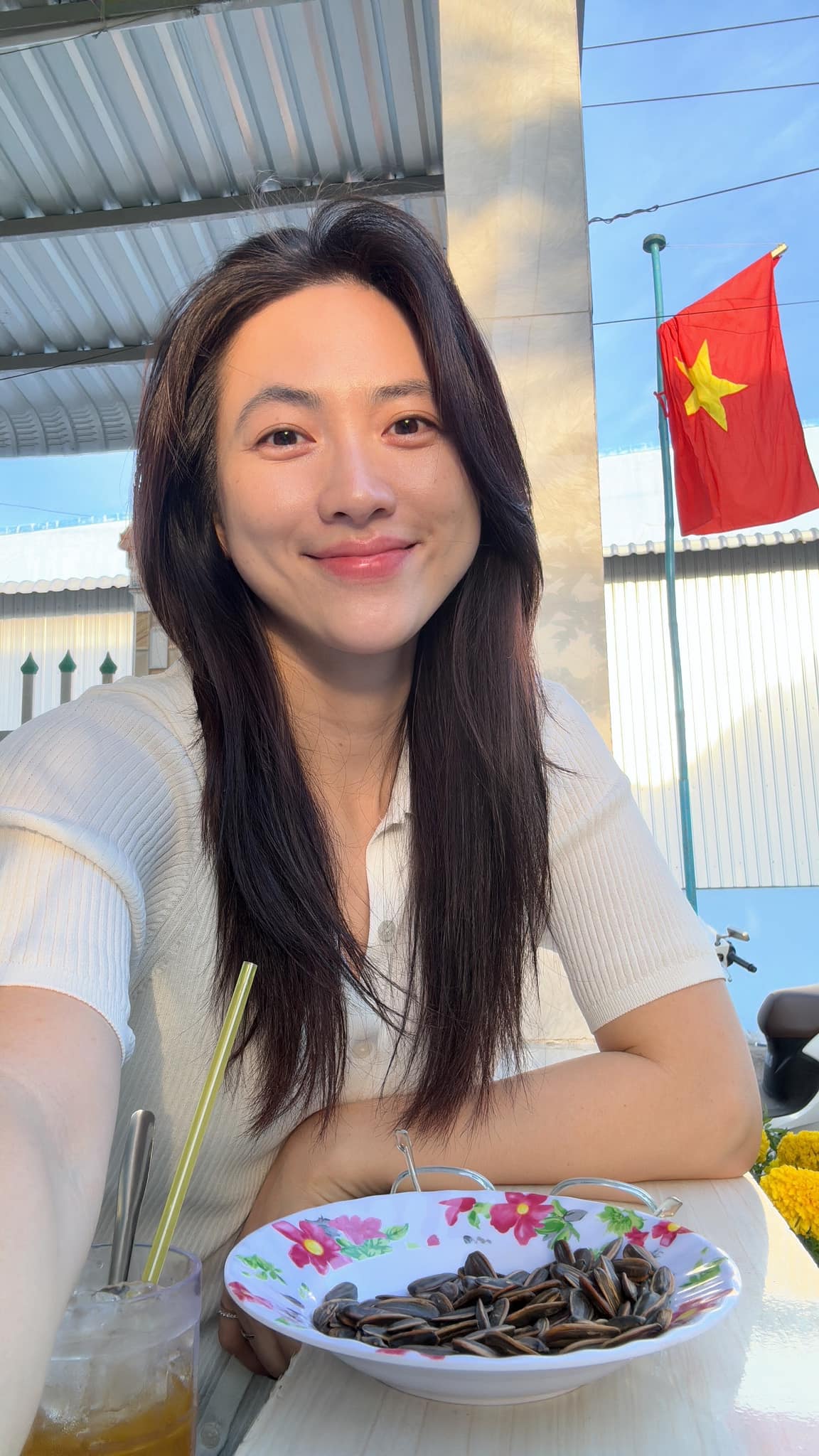 Việt Nam có nữ thần mặt mộc như gắn spotlight trên người, đẹp đến mức khiến Hoa hậu đứng chung suýt "tàng hình"- Ảnh 4.