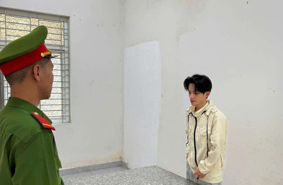 Thi hành lệnh bắt tạm giam “cô đồng” Nguyễn Đức Quyền SN 2001- Ảnh 1.