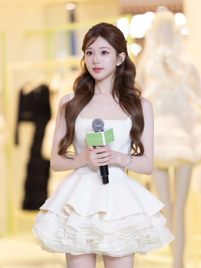 Nể Triệu Lộ Tư: Chỉnh giày thôi cũng tạo khoảnh khắc triệu view, sao nổi tiếng chiếu mệnh rõ ràng!- Ảnh 3.