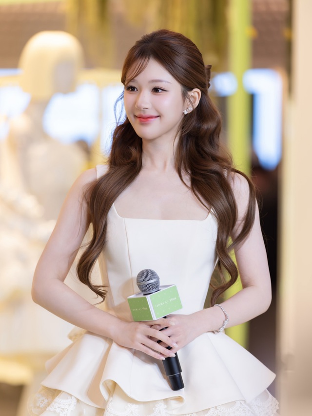 Nể Triệu Lộ Tư: Chỉnh giày thôi cũng tạo khoảnh khắc triệu view, sao nổi tiếng chiếu mệnh rõ ràng!- Ảnh 6.