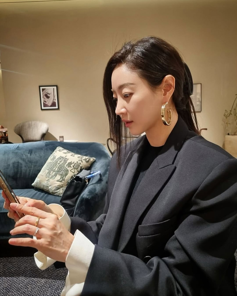 Kim Sa Rang U50 vẫn trẻ như đôi mươi, xứng danh "nữ thần không tuổi" Hàn Quốc: Ngày nào cũng dùng kem chống nắng kiểu này thì còn lâu mới già! - Ảnh 2.