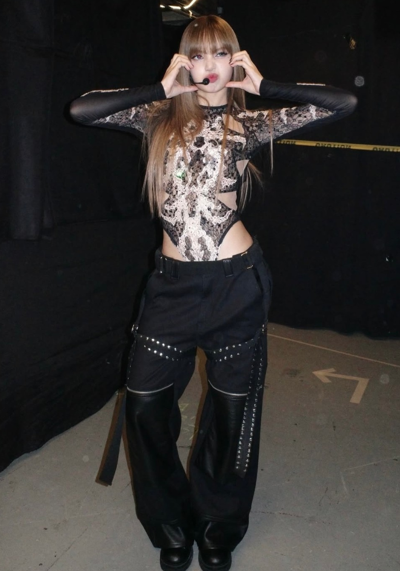 Lisa "đánh úp" xuất hiện trên sân khấu Coachella, outfit tưởng bình thường mà lại chiến đét - Ảnh 6.