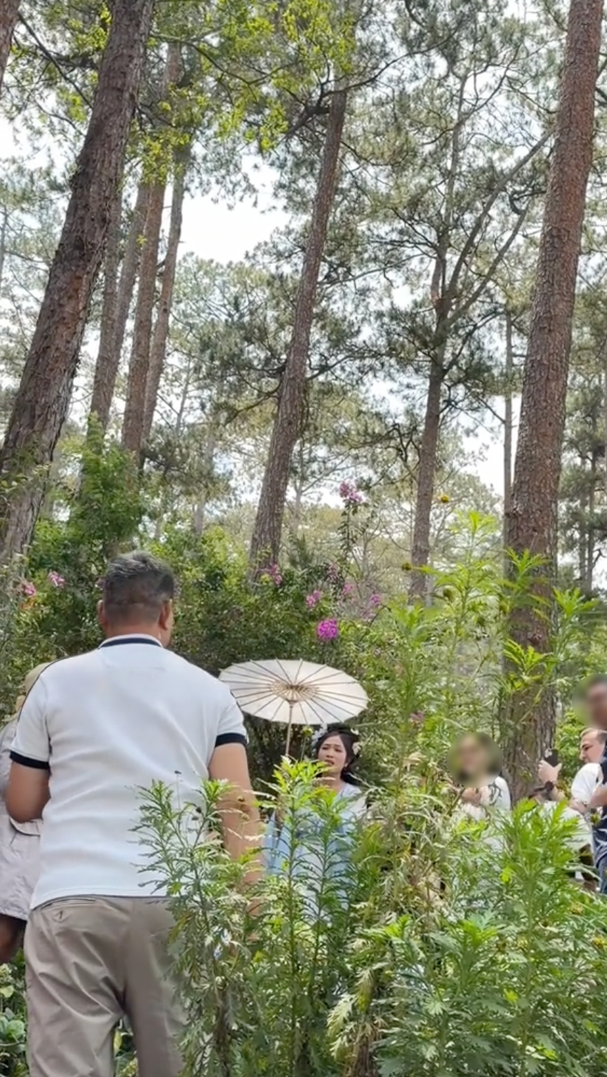 Cô Long - chủ quán Happy Hill bị khách quát tháo, bắt ra tiếp đoàn 45 người: “Em không bán vé để làm xiếc hay múa rối đâu anh!” - Ảnh 1.