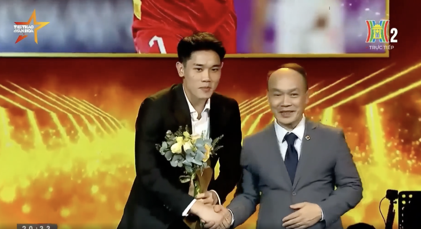 Đình Bắc diện vest bảnh bao nhận Gương mặt trẻ Thể thao của năm tại giải Cống hiến- Ảnh 1.