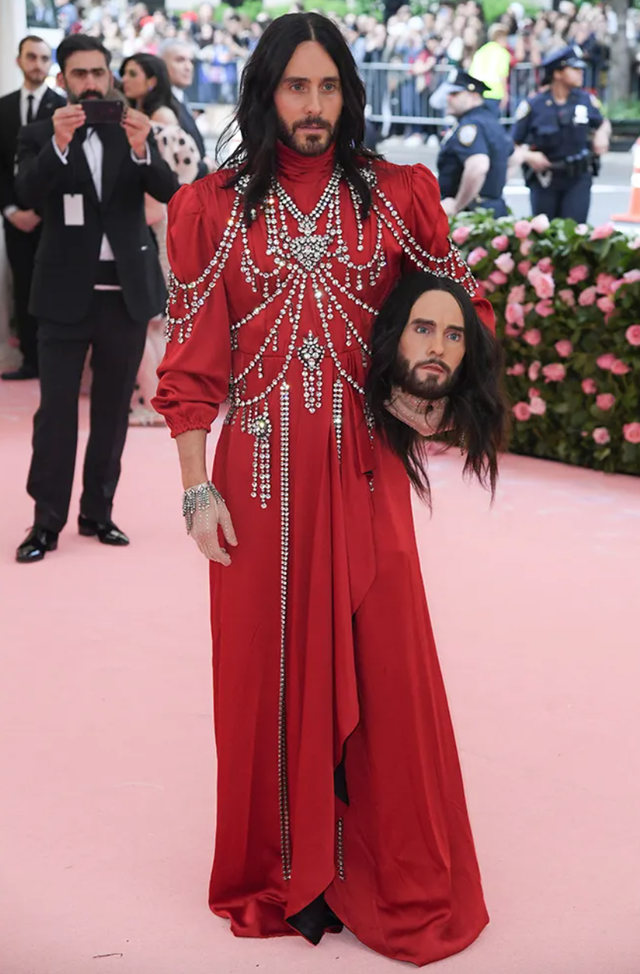Chưa có mùa Met Gala nào mà ai cũng "mặc hề" đến vậy, 7 năm trôi qua nhưng dân tình vẫn chế meme một người- Ảnh 2.