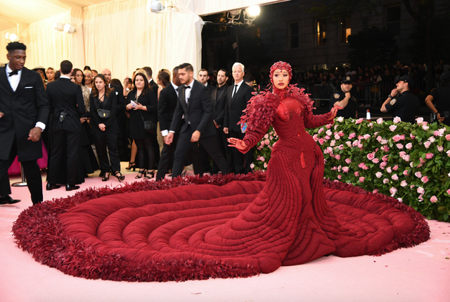 Chưa có mùa Met Gala nào mà ai cũng "mặc hề" đến vậy, 7 năm trôi qua nhưng dân tình vẫn chế meme một người- Ảnh 6.
