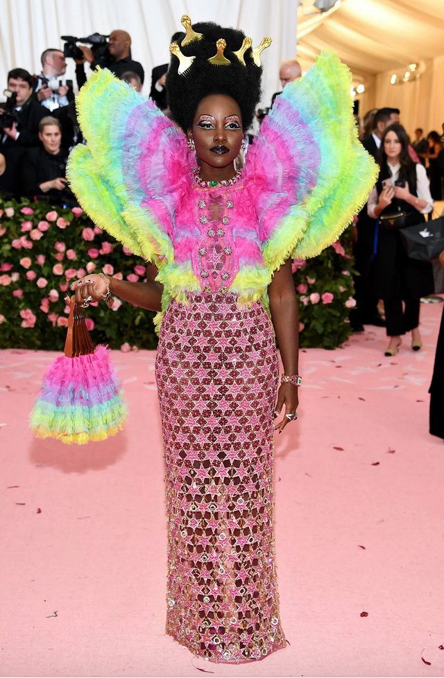 Chưa có mùa Met Gala nào mà ai cũng "mặc hề" đến vậy, 7 năm trôi qua nhưng dân tình vẫn chế meme một người- Ảnh 13.
