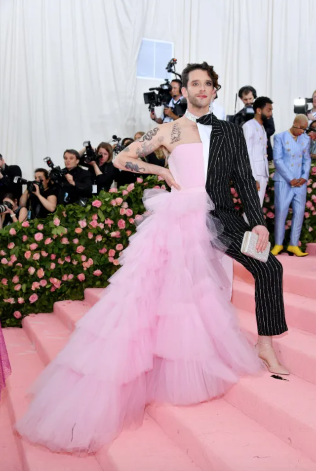 Chưa có mùa Met Gala nào mà ai cũng "mặc hề" đến vậy, 7 năm trôi qua nhưng dân tình vẫn chế meme một người- Ảnh 12.