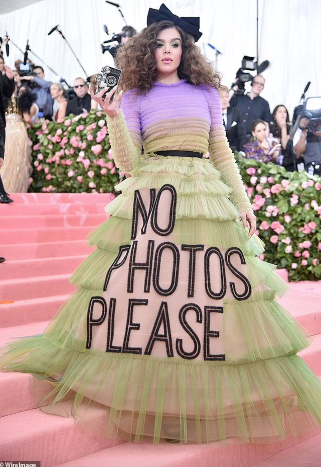 Chưa có mùa Met Gala nào mà ai cũng "mặc hề" đến vậy, 7 năm trôi qua nhưng dân tình vẫn chế meme một người- Ảnh 14.