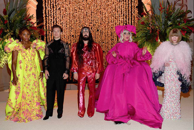 Chưa có mùa Met Gala nào mà ai cũng "mặc hề" đến vậy, 7 năm trôi qua nhưng dân tình vẫn chế meme một người- Ảnh 16.