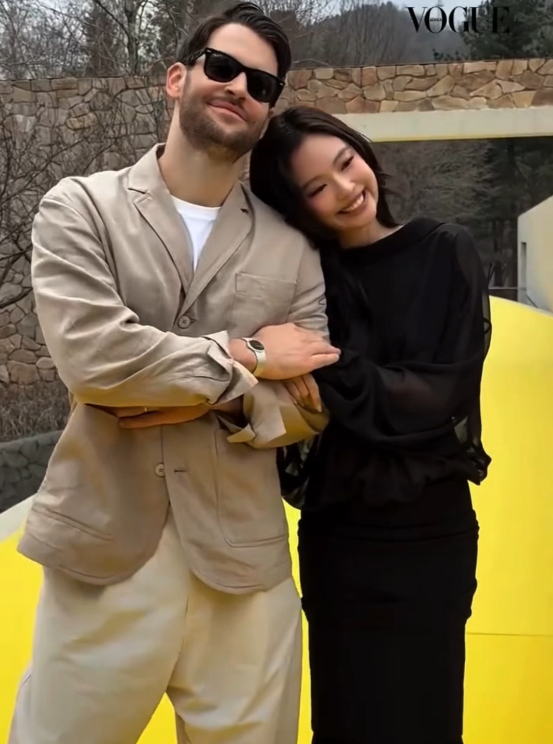 Jennie khoe chân ngực tinh tế, được người đàn ông quyền lực hộ tống tại event Jacquemus- Ảnh 1.