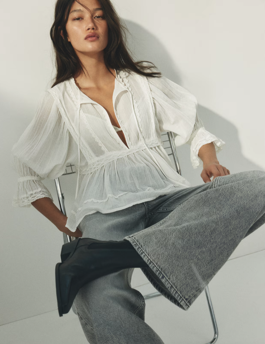 Không cộp mác "bánh bèo": Áo ren bèo nhún hè 2026 được mặc theo cách tinh tế và có gu hơn bao giờ hết- Ảnh 9.