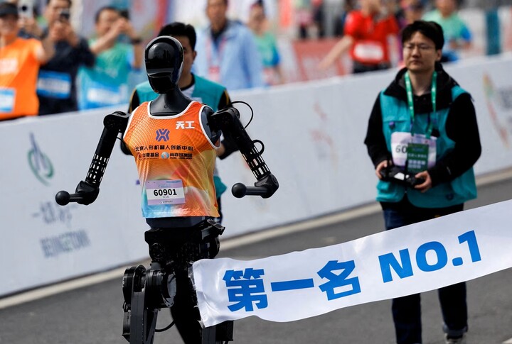 Công nghệ 19/4: Robot hình người thi chạy marathon tại Trung Quốc- Ảnh 1.