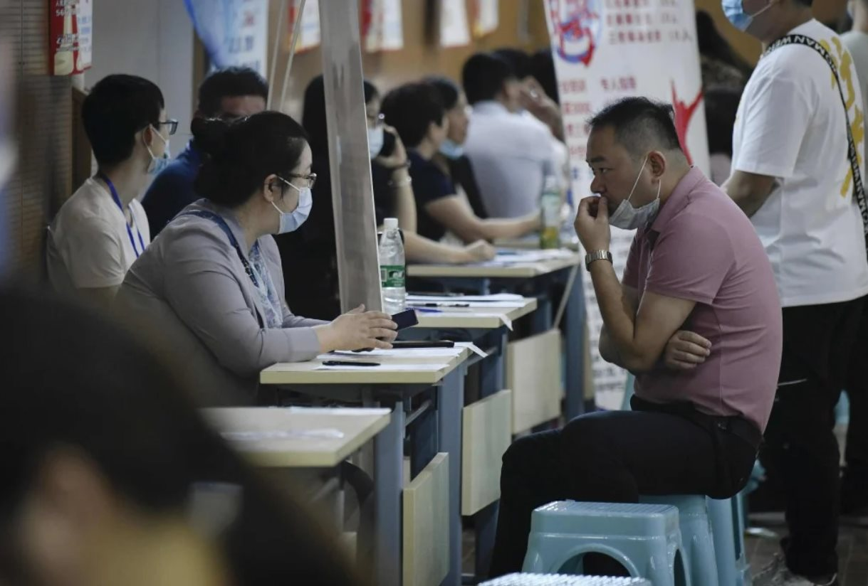 Bị cắt 40% lương vì 