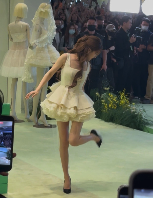 Nể Triệu Lộ Tư: Chỉnh giày thôi cũng tạo khoảnh khắc triệu view, sao nổi tiếng chiếu mệnh rõ ràng!- Ảnh 2.