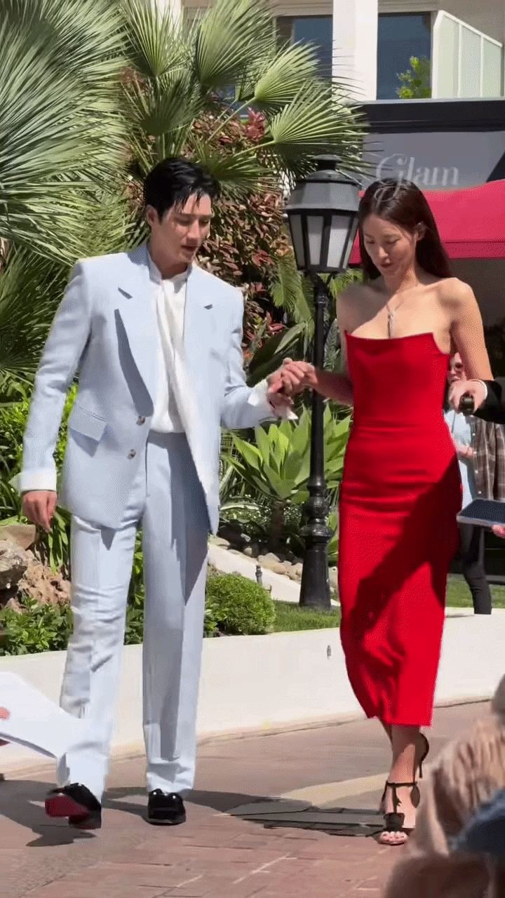 Kim Soo Hyun được tình cũ Jisoo (BLACKPINK) tình tứ dìu đỡ tại sự kiện Canneseries, tạo nên cảnh phim ngôn tình giữa đời thật- Ảnh 2.