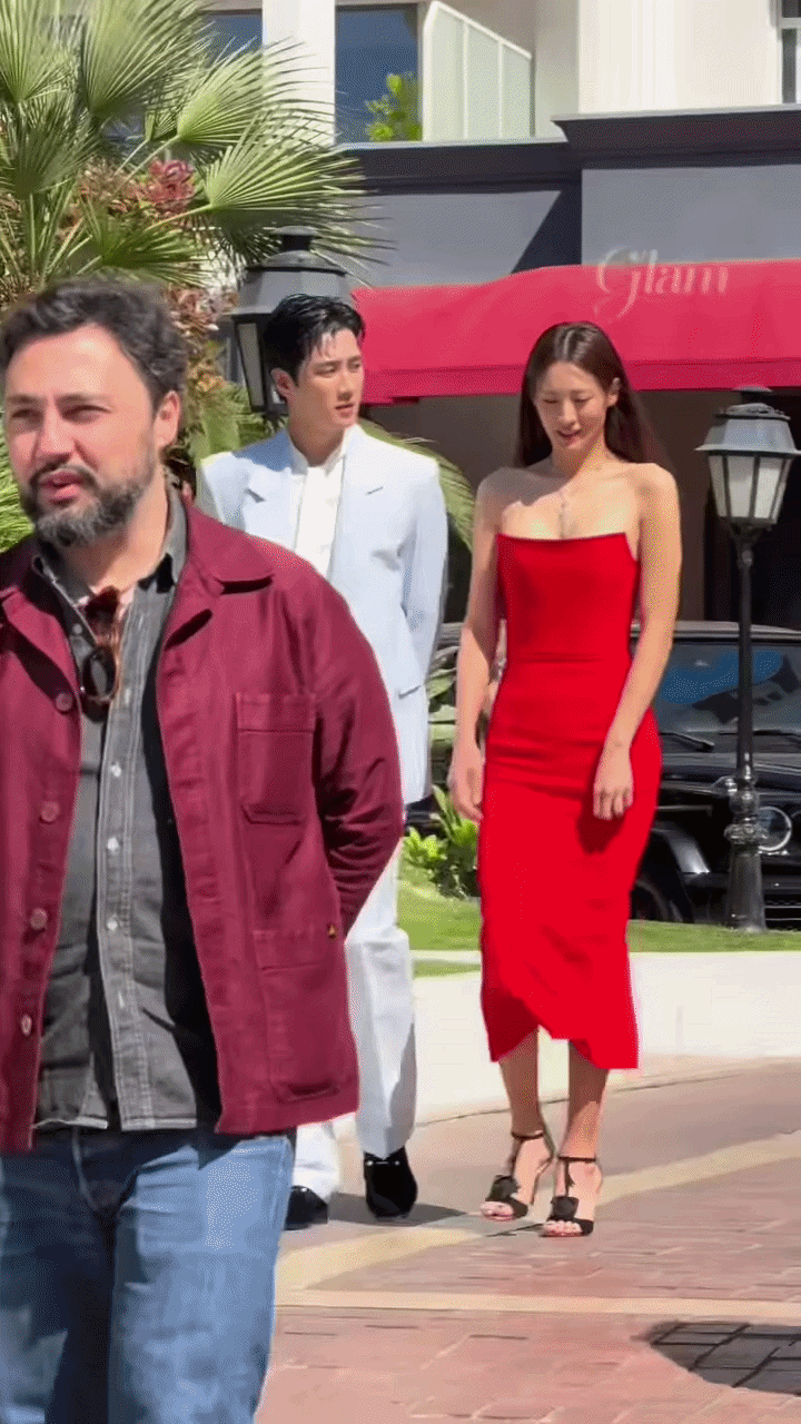 Kim Soo Hyun được tình cũ Jisoo (BLACKPINK) tình tứ dìu đỡ tại sự kiện Canneseries, tạo nên cảnh phim ngôn tình giữa đời thật- Ảnh 1.