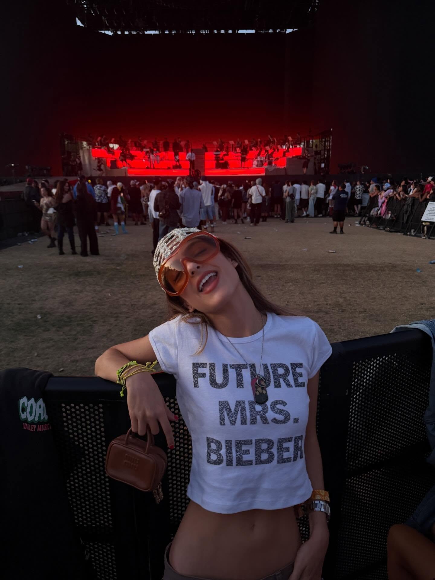 Hơn 50 nghìn người thả tim cho cô gái lạ đứng giữa Coachella tự xưng là "bà Bieber"- Ảnh 1.