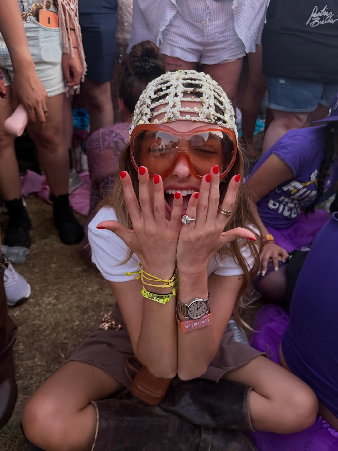 Hơn 50 nghìn người thả tim cho cô gái lạ đứng giữa Coachella tự xưng là "bà Bieber"- Ảnh 2.