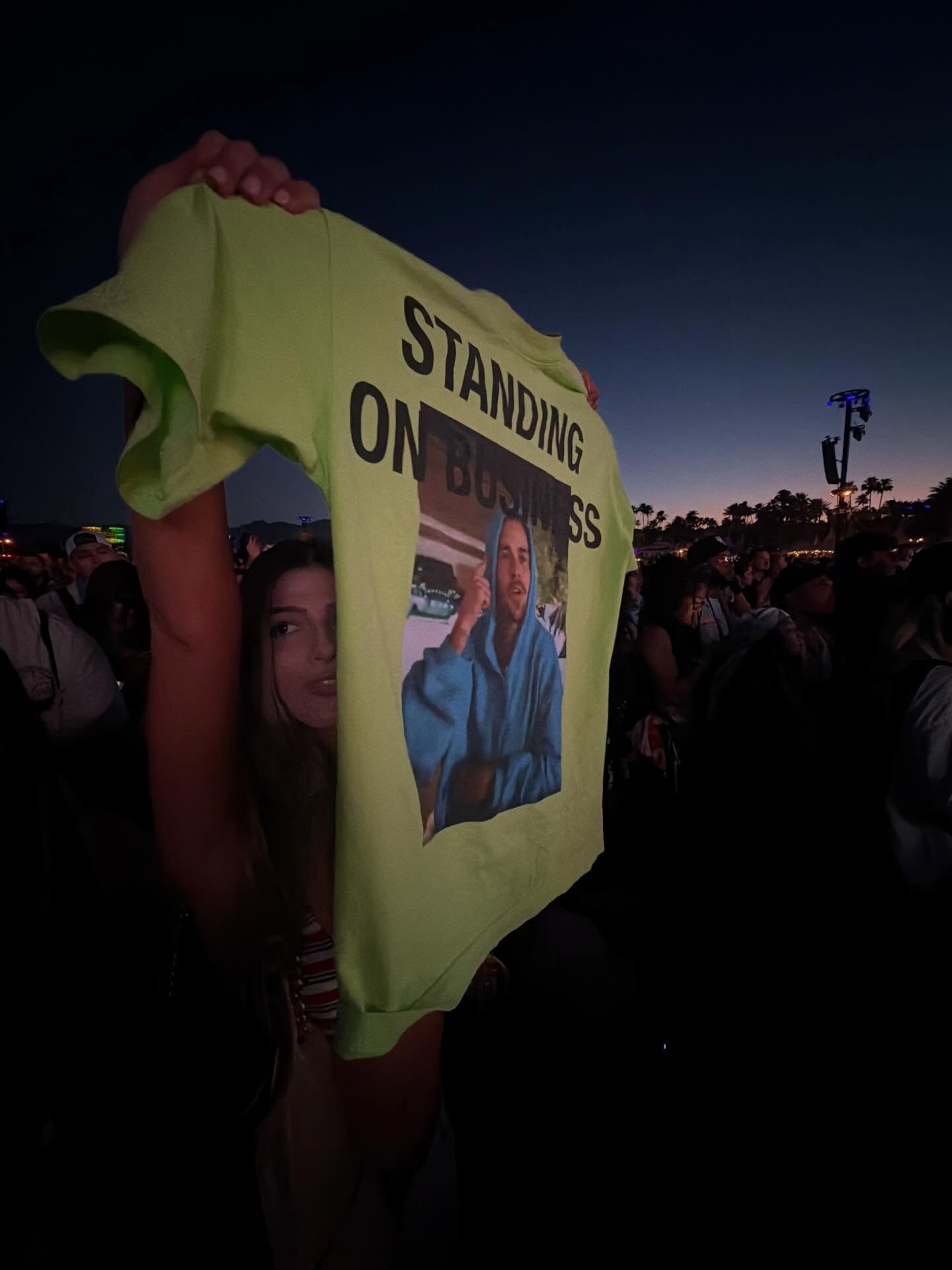 Hơn 50 nghìn người thả tim cho cô gái lạ đứng giữa Coachella tự xưng là "bà Bieber"- Ảnh 4.