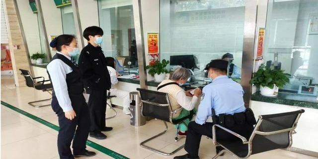 Tài khoản có 300 giao dịch tới 5 tỷ đồng nhưng không có nội dung chuyển: Công an điều tra người phụ nữ sinh năm 1954 - Ảnh 1.