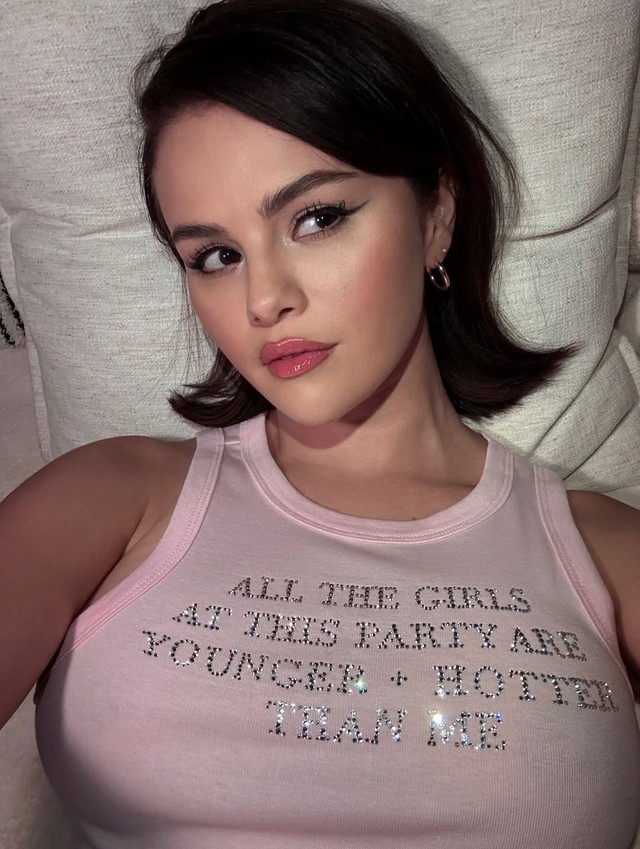 Mặc áo có dòng chữ lạ, Selena Gomez bị gắn mác "pick me girl"- Ảnh 3.