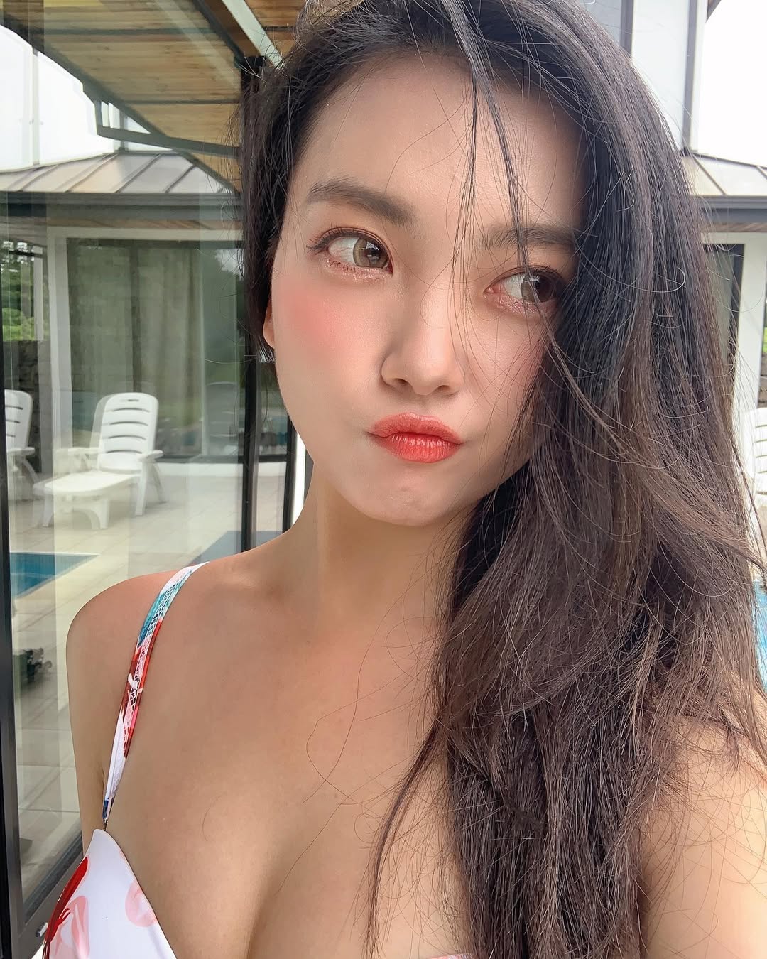 Jungkook (BTS) bỏ Winter (aespa) yêu mỹ nữ hơn 3 tuổi, còn để đàng gái check-in nhà đẹp xe sang của mình?- Ảnh 4.