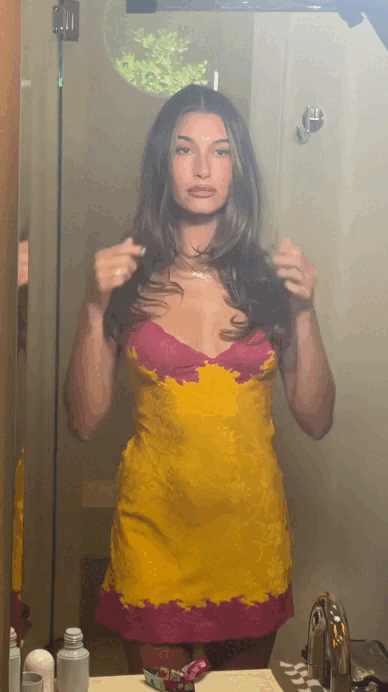 Hailey Bieber mặc chiếc váy hot nhất mùa hè 2026, chiếm hết spotlight ở Coachella - Ảnh 1.