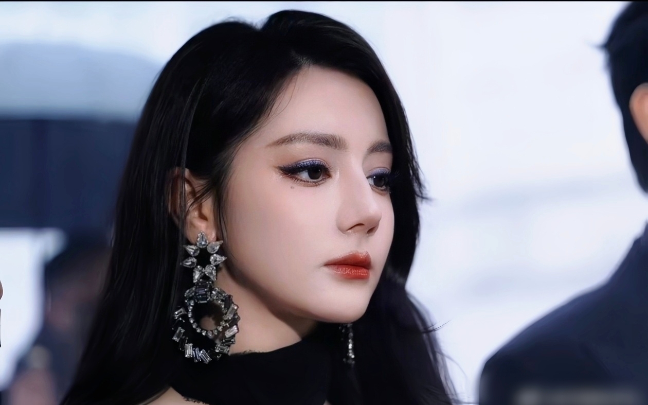 “Địch Lệ Nhiệt Ba có biết xấu hổ không vậy?”- Ảnh 9.