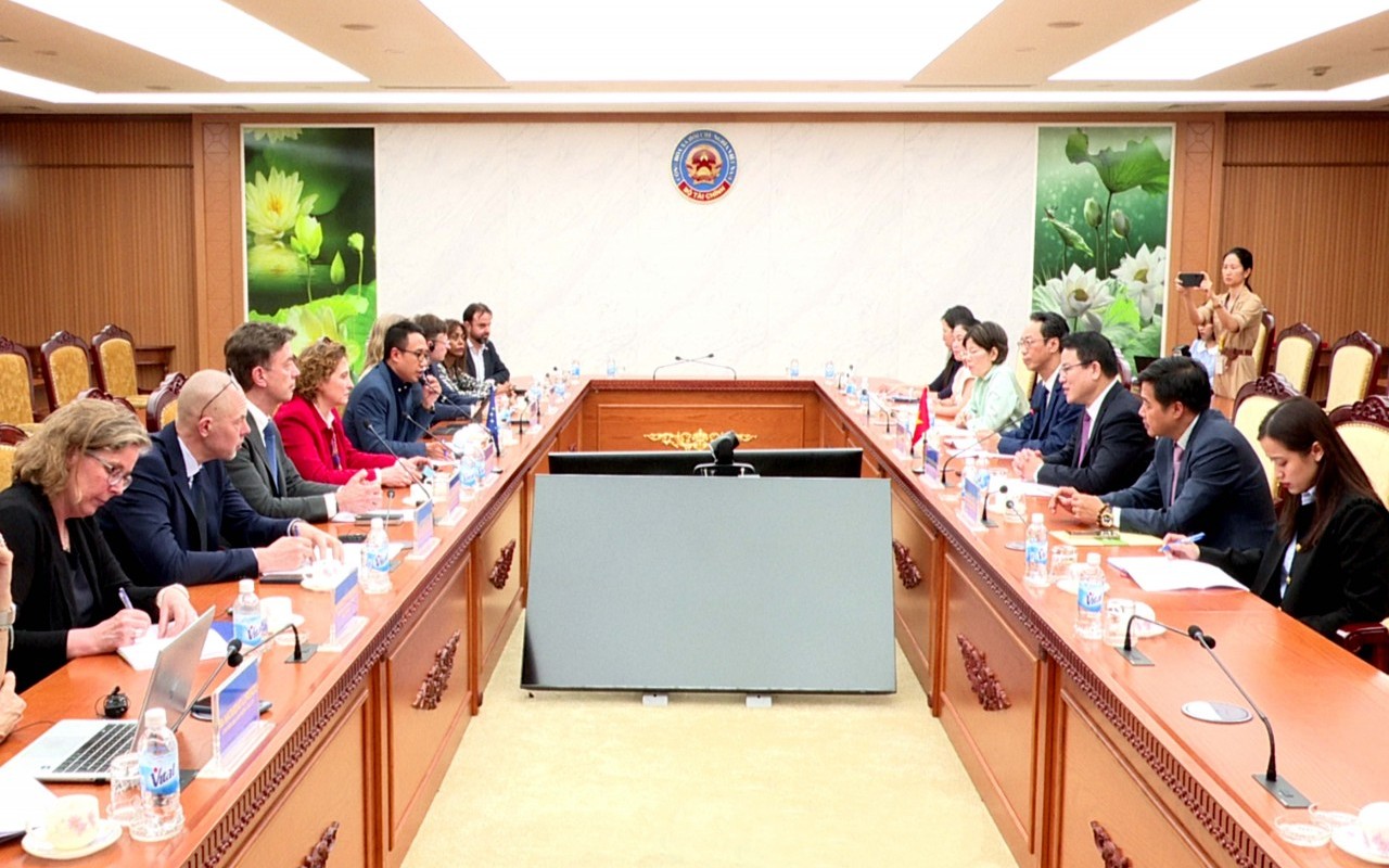 Thứ trưởng Bộ Tài chính Trần Quốc Phương tiếp Phó Chủ tịch EIB Nicola Beer