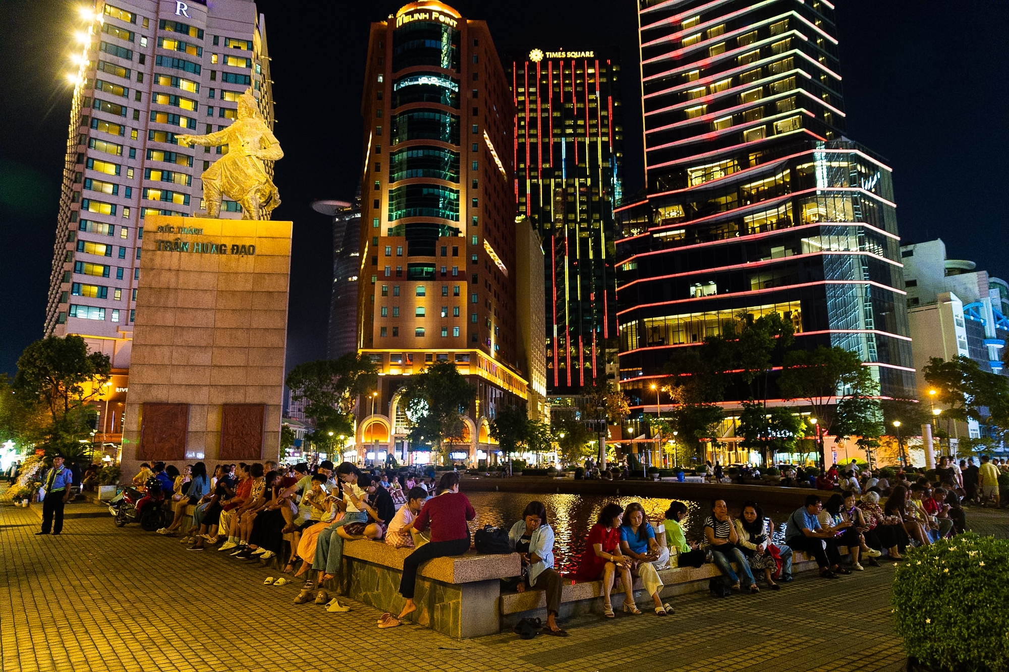 Rực rỡ pháo hoa trên bầu trời TP.HCM đêm 30/4 - Ảnh 7.