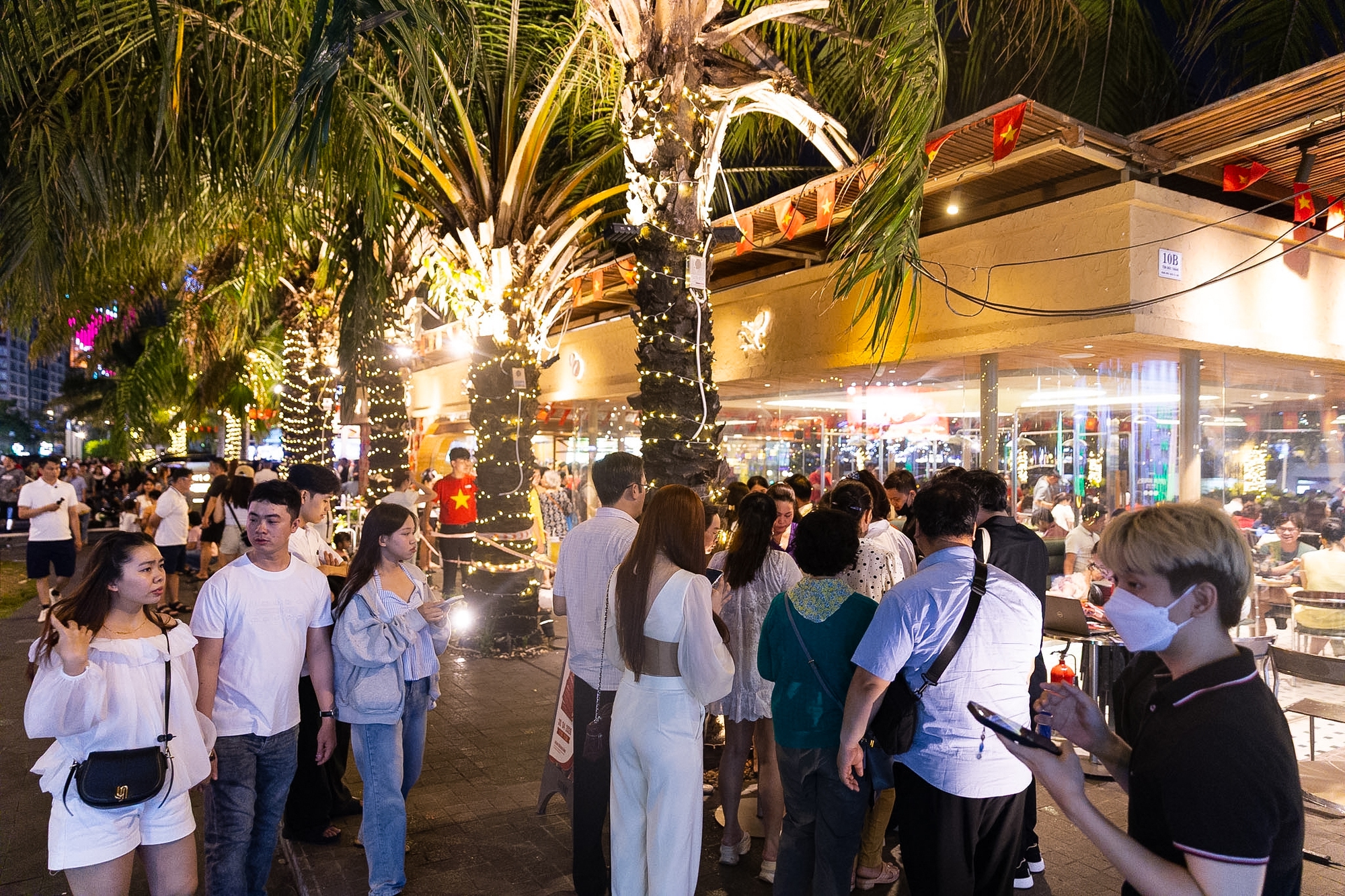 Rực rỡ pháo hoa trên bầu trời TP.HCM đêm 30/4 - Ảnh 6.