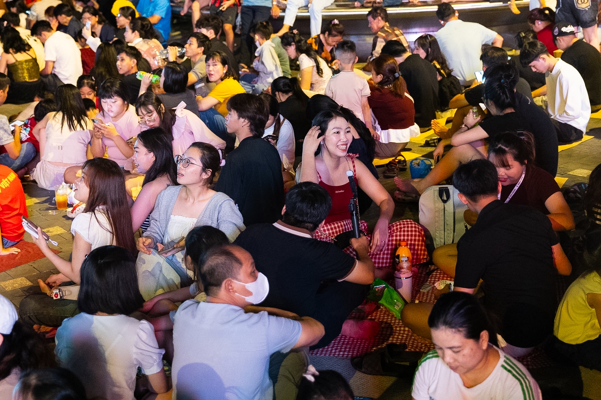 Rực rỡ pháo hoa trên bầu trời TP.HCM đêm 30/4 - Ảnh 4.