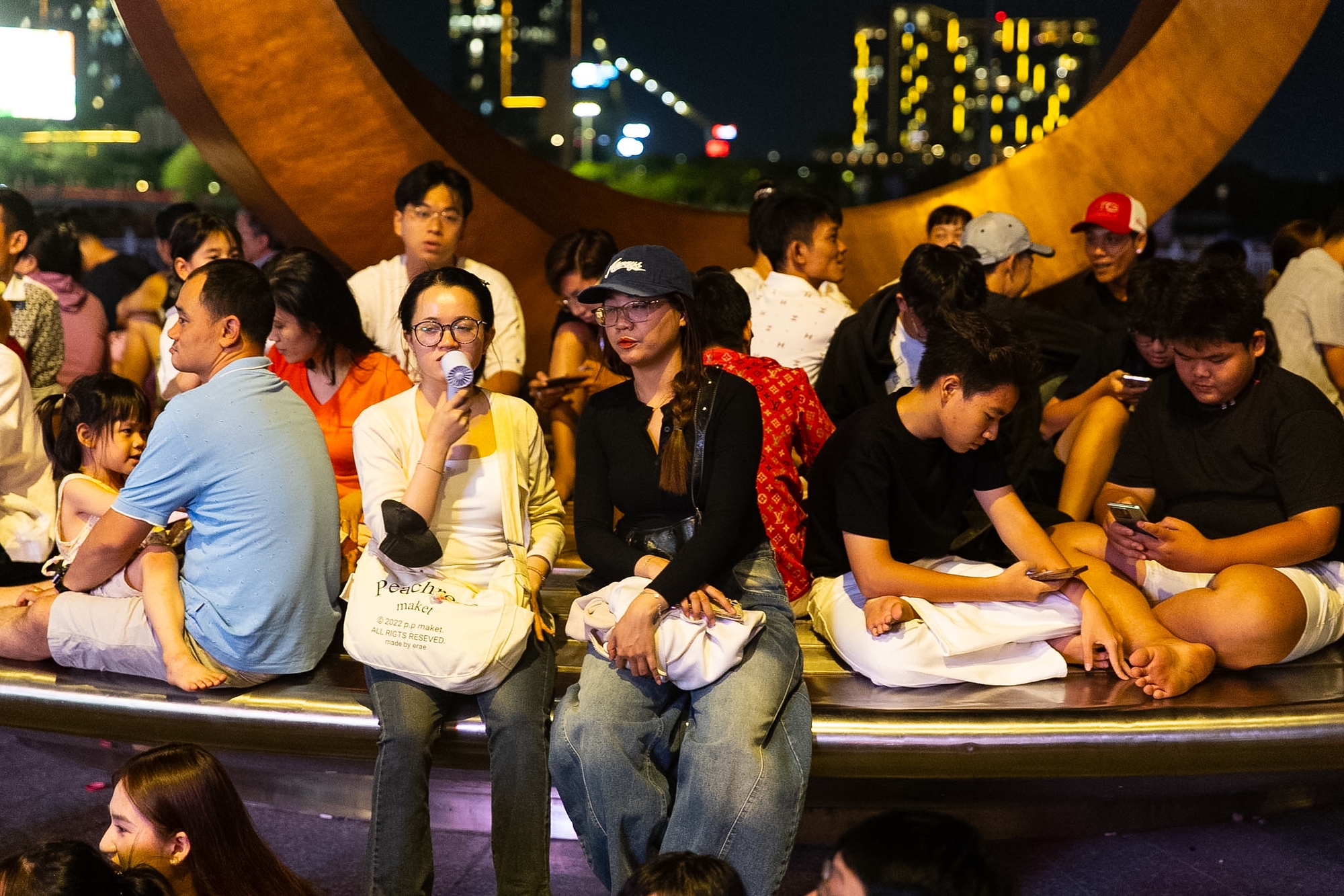 Rực rỡ pháo hoa trên bầu trời TP.HCM đêm 30/4 - Ảnh 3.