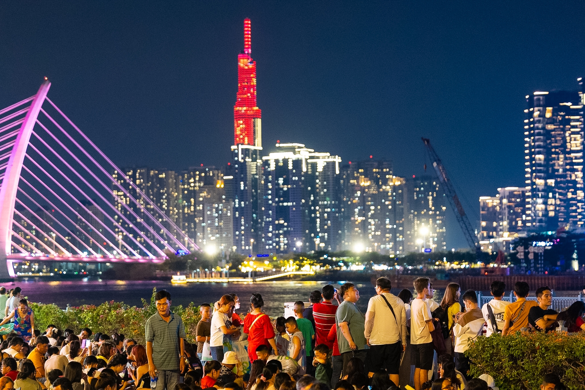 Rực rỡ pháo hoa trên bầu trời TP.HCM đêm 30/4 - Ảnh 1.