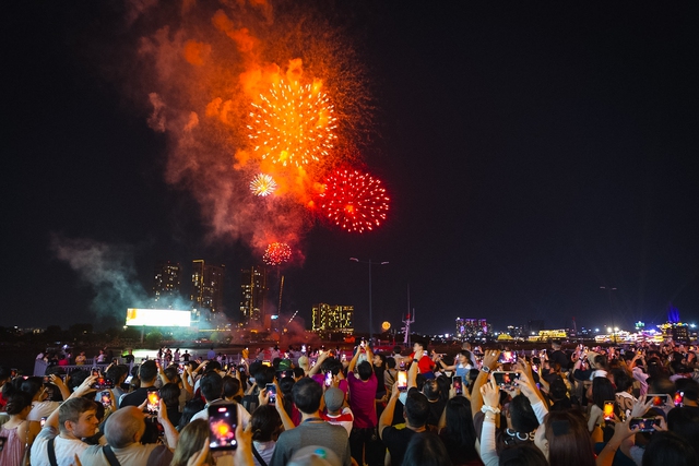 Rực rỡ pháo hoa trên bầu trời TP.HCM đêm 30/4 - Ảnh 17.