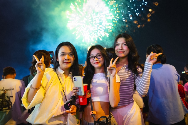 Rực rỡ pháo hoa trên bầu trời TP.HCM đêm 30/4 - Ảnh 21.