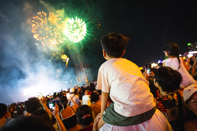 Rực rỡ pháo hoa trên bầu trời TP.HCM đêm 30/4 - Ảnh 20.
