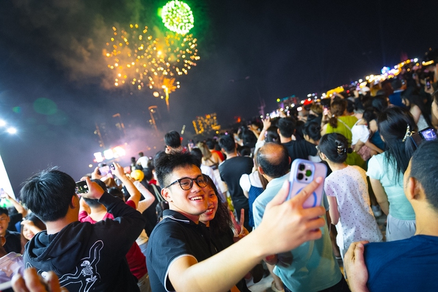 Rực rỡ pháo hoa trên bầu trời TP.HCM đêm 30/4 - Ảnh 18.