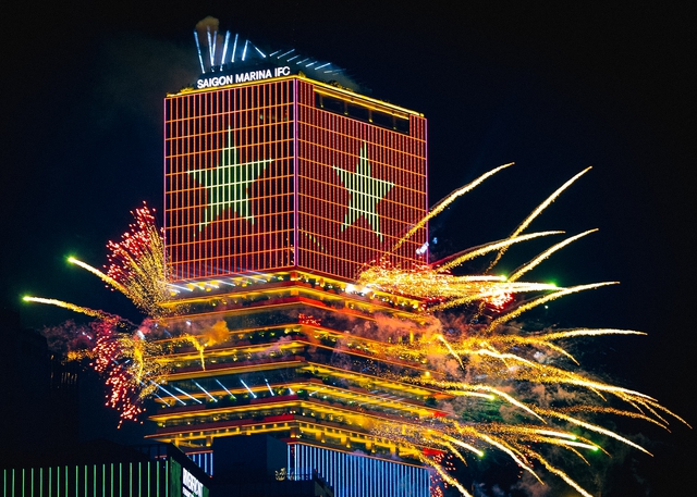 Rực rỡ pháo hoa trên bầu trời TP.HCM đêm 30/4 - Ảnh 11.