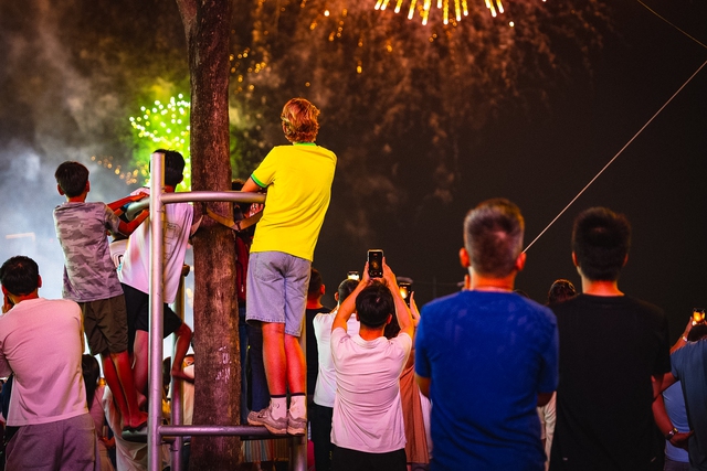 Rực rỡ pháo hoa trên bầu trời TP.HCM đêm 30/4 - Ảnh 15.