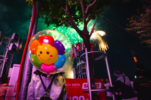 Rực rỡ pháo hoa trên bầu trời TP.HCM đêm 30/4 - Ảnh 19.