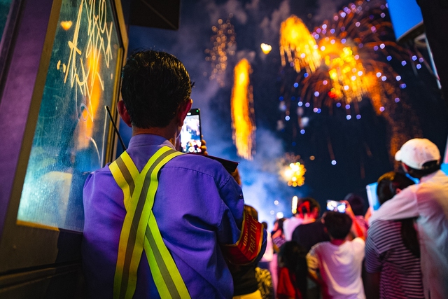 Rực rỡ pháo hoa trên bầu trời TP.HCM đêm 30/4 - Ảnh 13.