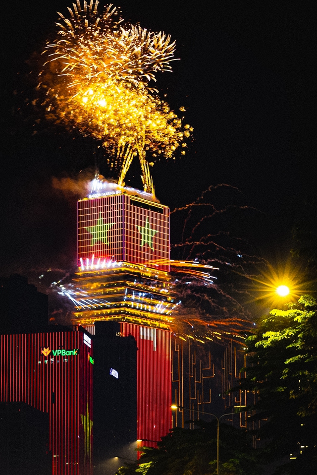 Rực rỡ pháo hoa trên bầu trời TP.HCM đêm 30/4 - Ảnh 12.