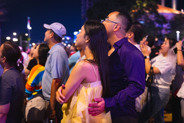 Rực rỡ pháo hoa trên bầu trời TP.HCM đêm 30/4 - Ảnh 14.