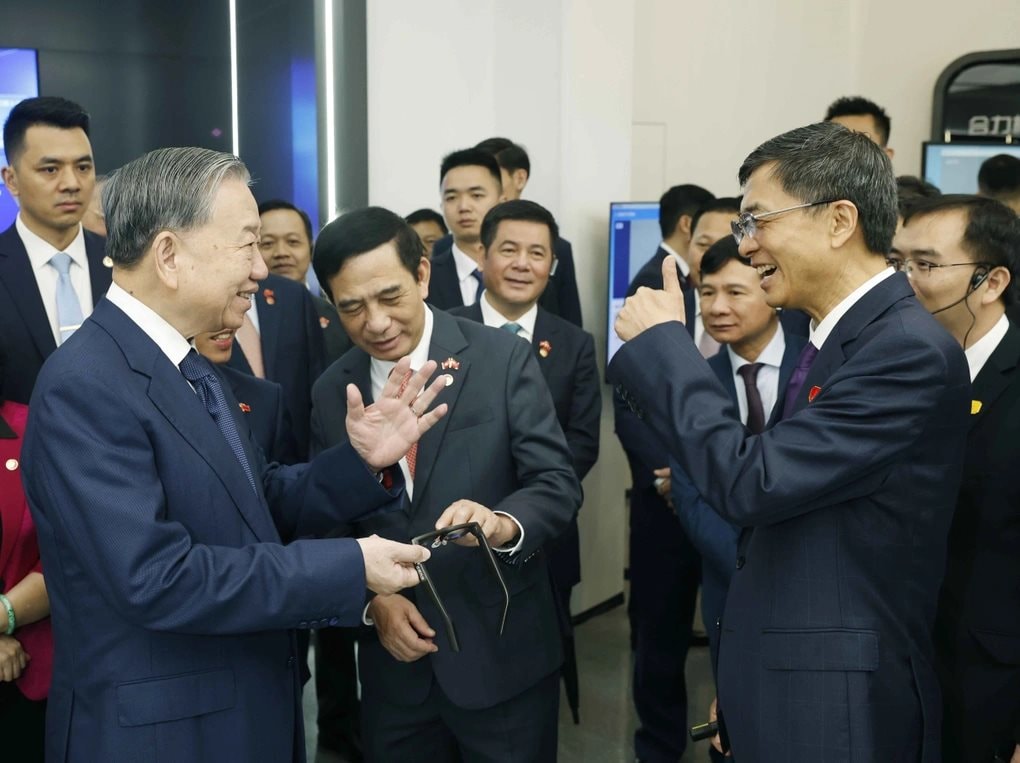 Tổng Bí thư, Chủ tịch nước trải nghiệm sản phẩm ứng dụng AI ở biểu tượng của “Con đường tơ lụa số” TQ- Ảnh 1.