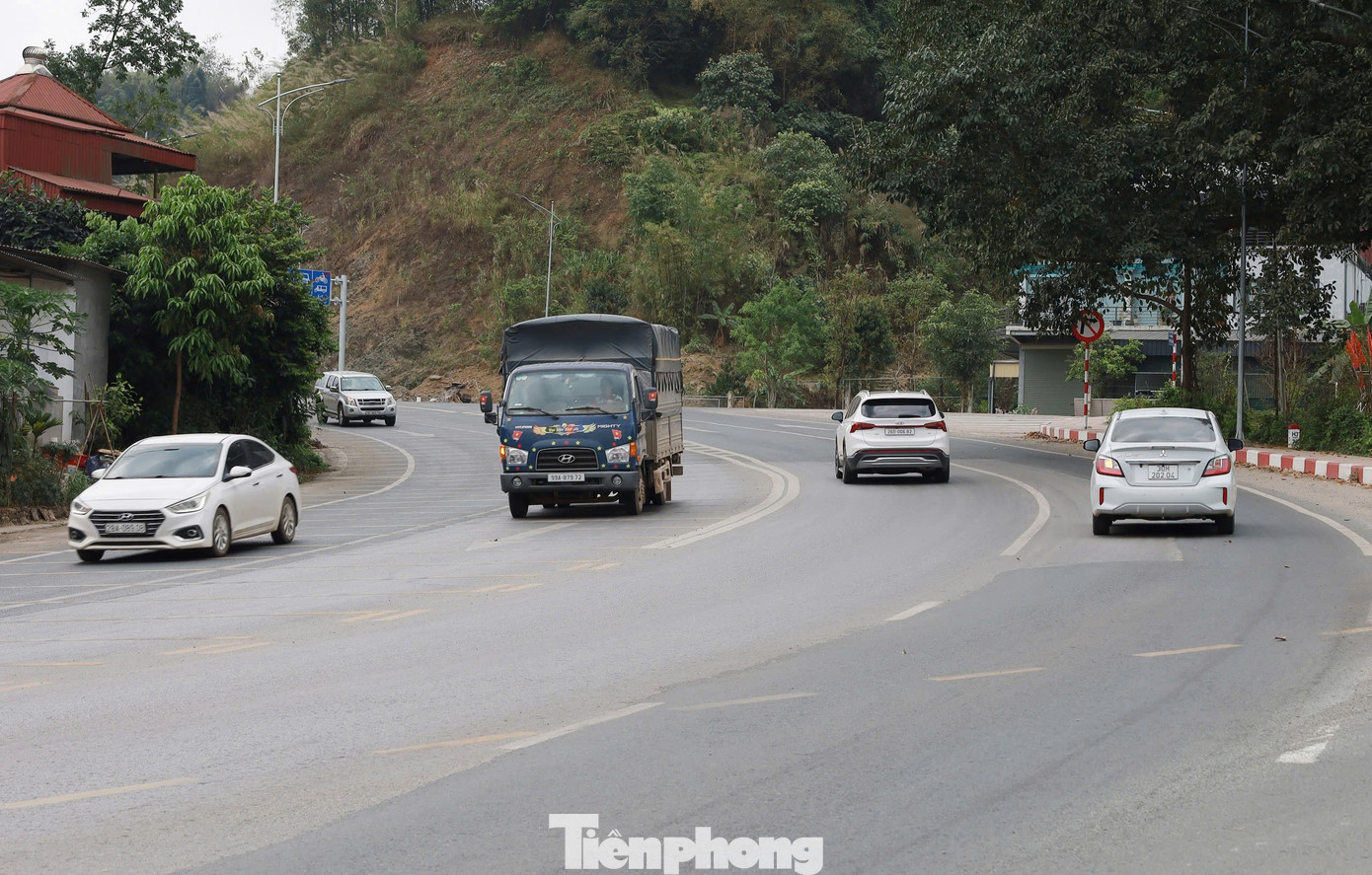 Diện mạo tuyến giao thông mới hoàn thành tại cửa ngõ Tây Bắc- Ảnh 4.